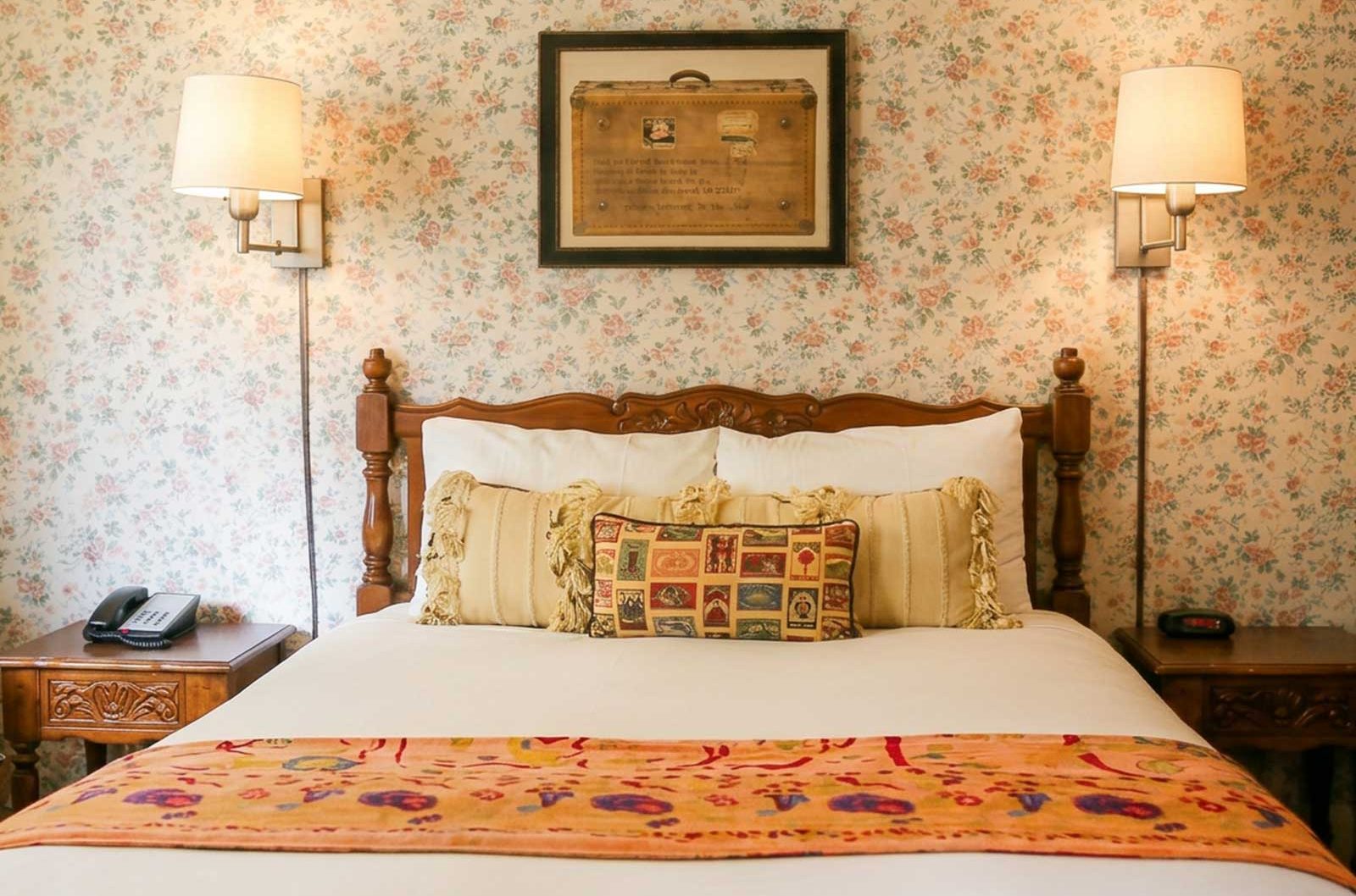 Deluxe-King-Bed-Photo_1600x1200